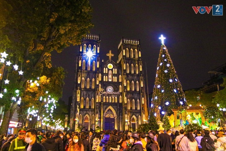 L'ambiance de Noël à la Cathédrale de Hanoï. Photo : Quyêt Thang/VOV2.