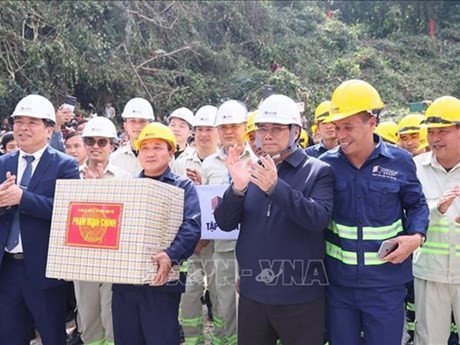 Le Premier ministre Pham Minh Chinh présente des cadeaux aux travailleurs de l'usine de fonte et d'acier de Cao Bang, commune de Chu Trinh, ville de Cao Bang. Photo : VNA.