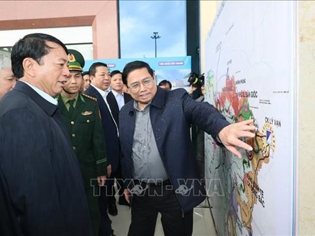 Le Premier ministre Pham Minh Chinh suggère le 1er janvier d'envisager de construire une zone économique frontalière dans la province frontalière de Cao Bang (Nord). Photo : VNA