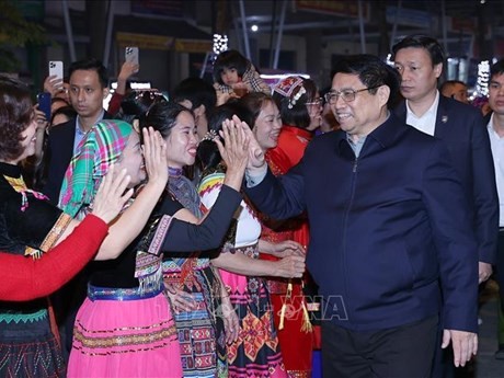 Le Premier ministre Pham Minh Chinh accueille le Nouvel An avec des habitants de Cao Bang. Photo : VNA