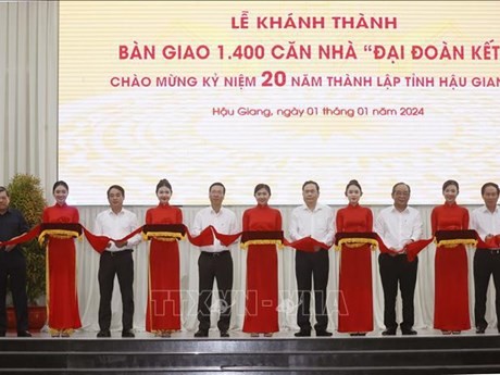 Le Président de la République, Vo Van Thuong, a assisté lundi à la cérémonie inaugurale et de remise de 1 400 maisons du cœur en faveur des personnes défavorisées de la province de Hâu Giang dans le delta du Mékong. Photo : VNA.