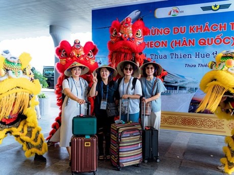  Des touristes sud-coréens à Huê par voie aérienne. Photo : baochinhphu.vn