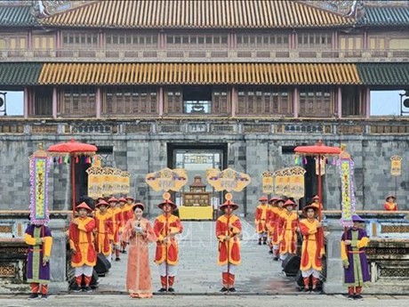 La cérémonie "Ban Soc" de la dynastie des Nguyên (1802 - 1945), dernière dynastie féodale du Vietnam, a été reconstituée dans la matinée du 1er janvier 2024 à la place Ngo Mon (la Porte du Midi), cité impériale de Huê (province de Thua Thien-Huê, Centre). Photo : VNA