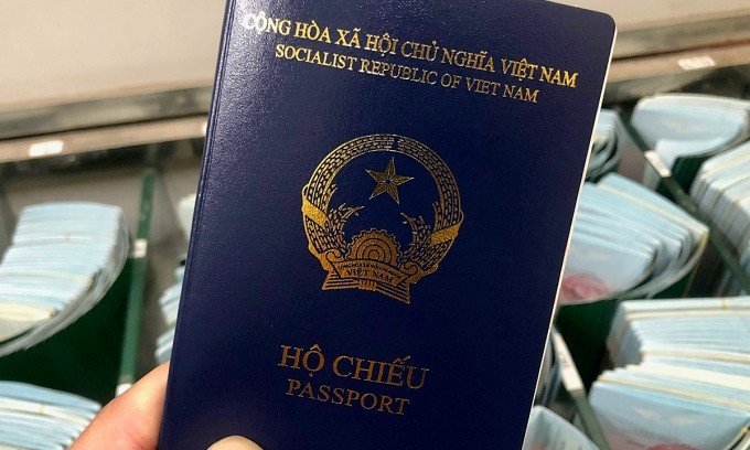 Un détenteur d'un passeport vietnamien à Hanoï, juillet 2022. Photo : VnExpress. 