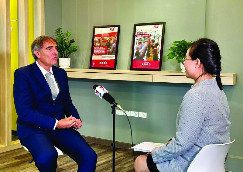Le Prof. Laurent Sermet, directeur régional de l’AUF Asie-Pacifique, lors d’un entretien exclusif accordé au Courrier du Vietnam. Photo : Hà Quynh/CVN. 