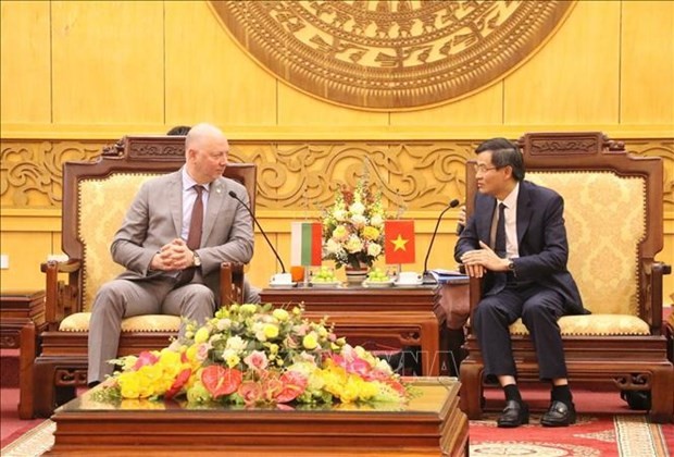 Le Président de l'Assemblée nationale bulgare, Rossen Dimitrov Jeliazkov (gauche), et le secrétaire du Comité provincial du Parti de Ninh Binh, Doàn Minh Huân. Photo : VNA.