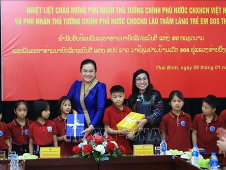 Les épouses des Premiers ministres du Vietnam et du Laos offrent des cadeaux au village d'enfants SOS de Thai Binh, province de Thai Binh. Photo : VNA.