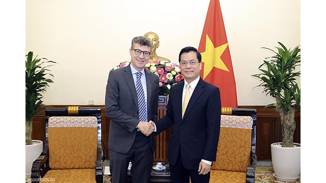 Le représentant en chef de l'UNESCO au Vietnam, Jonathan Wallace Baker (à gauche) et le vice-ministre des Affaires étrangères, Hà Kim Ngoc (à droite). Photo: baoquocte.vn