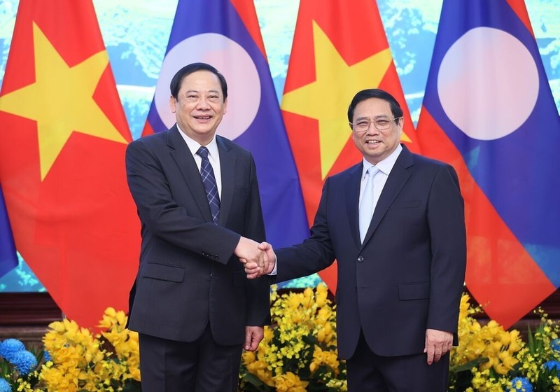 Le Premier ministre vietnamien, Pham Minh Chinh (à droite) et son homologue lao, Sonexay Siphandone, le 6 janvier à Hanoï. Photo : VNA.