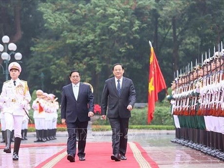 Le Premier ministre Pham Minh Chinh (à gauche) et son homologue lao, Sonexay Siphandone. Photo : VNA.