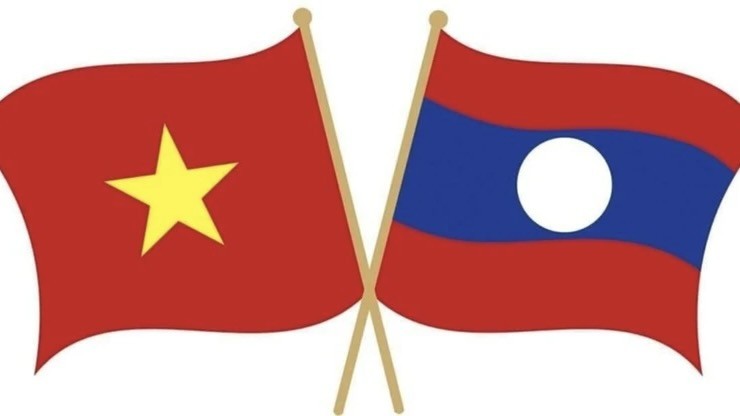 Les drapeaux du Vietnam et du Laos. Photo : NDEL.
