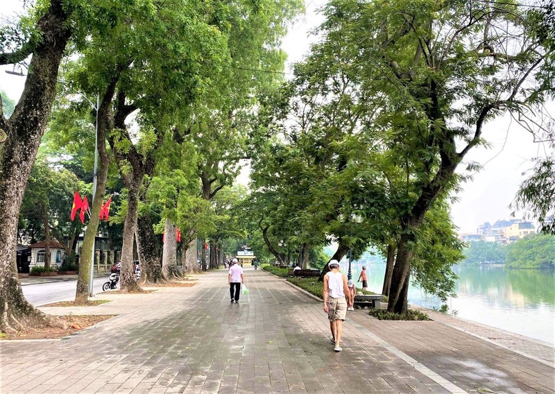 Les gens se promener au bord du lac Hoàn Kiêm. Photo : Thuy Linh.