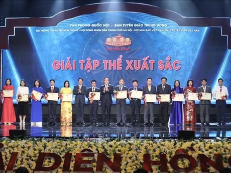La cérémonie de synthèse et de remise des Prix nationaux de la presse de l'Assemblée nationale et du Conseil populaire (Prix Diên Hông) 2024. Photo : VNA.