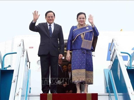 Le Premier ministre lao, Sonexay Siphandone, et son épouse, à l'aéroport international de Noi Bai. Photo : VNA.