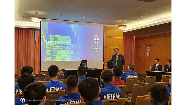 Une séance de travail avec l'équipe vietnamienne pour faire connaître le contenu important du règlement des matches. Photo : baoquocte.vn