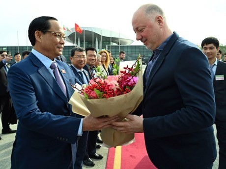 Le Président de l'Assemblée nationale bulgare, Rossen Dimitrov Jeliazkov (à droite), quitte Hanoï, terminant avec succès sa visite officielle au Vietnam du 5 au 9 janvier 2024. Photo : VNA.