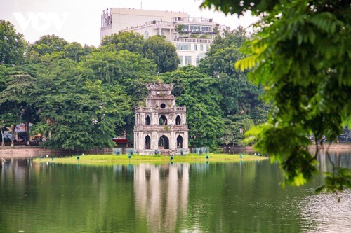 le lac Hoàn Kiếm au centre de la capitale Hanoi. Photo : VOV.