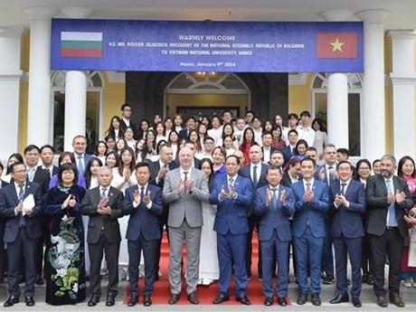 Le Président de l’Assemblée nationale bulgare, Rossen Dimitrov Jeliazkov (1er rang, au centre) lors de sa visite à l’Université nationale de Hanoi. Photo : VNA.