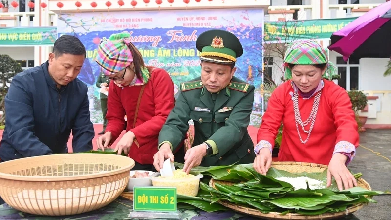 Le dirigeant du commandement des gardes-frontières de la province de Hà Giang et les habitants préparent le "banh chung" (gâteau du Têt). Photo : NDEL.