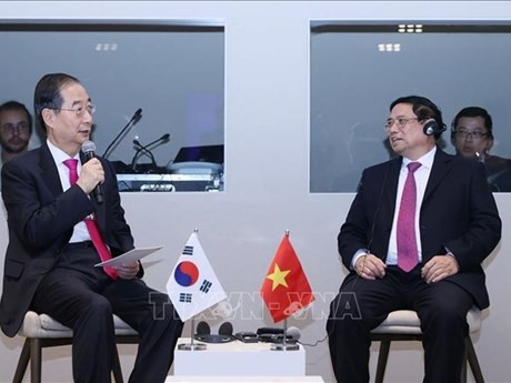 Le Premier ministre vietnamien Pham Minh Chinh (à droite) et son homologue sud-coréen Han Duck-soo. Photo : VNA.