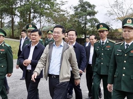 Le Président Vo Van Thuong (au centre) rend visite aux officiers et aux soldats du poste de garde-frontière de la porte frontalière de Thanh Thuy. Photo : VNA.