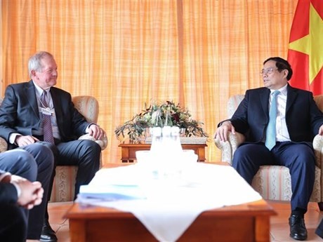 Le Premier ministre vietnamien Pham Minh Chinh (à droite) et Marcus Wallenberg, président du conseil d'administration du groupe SEB. Photo : VNA.