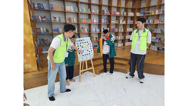 Des jeux lors de l'échange avec des étudiants de l’Université sud-coréenne de Gyeongsang. Photo: thoidai.com.vn