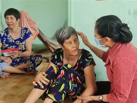 Visite et remise de cadeaux à des victimes de l'agent orange/dioxine dans la province de Bac Liêu, au Sud du Vietnam. Photo : VNA.