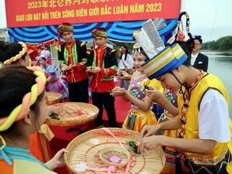Échange entre des jeunes de la ville de Mong Cai (Vietnam) et de la ville de Dongxing (Chine) dans le cadre de la 15e Foire internationale Vietnam - Chine. Photo : VNA.