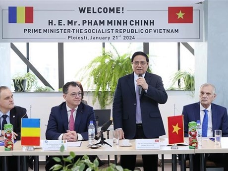 Le Premier ministre Pham Minh Chinh prend la parole lors de la rencontre avec les autorités de Prahova et la Chambre de Commerce et d'Industrie de cette localité. Photo: VNA