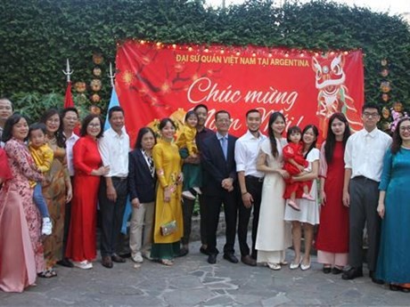 Des Vietnamiens en Argentine lors de la réunion au début de l'année. Photo : VNA.