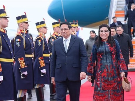 Le Premier ministre Pham Minh Chinh et son épouse à leur arrivée à Bucarest, le 20 janvier. Photo : VNA.