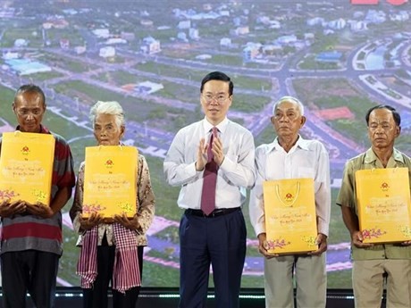 Le Président Vo Van Thuong remet des cadeaux à des familles vietnamiennes et cambodgiennes. Photo: VNA