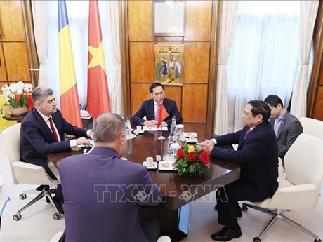 Rencontre restreinte entre le Premier ministre Pham Minh Chinh et son homologue roumain, Ion-Marcel Ciolacu. Photo: VNA