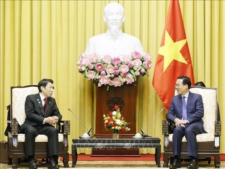 Le Président Vo Van Thuong (droite) reçoit le gouverneur de la préfecture japonaise de Fukuoka, Hattori Seitaro. Photo : VNA