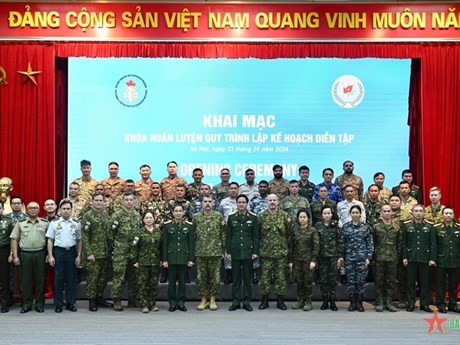 Les délégués et les apprenants lors de la cérémonie d'inauguration du cours de formation. Photo: qdnd.vn