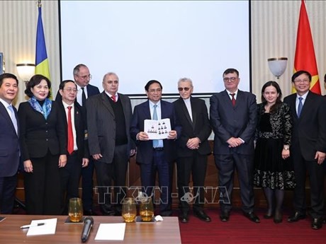 Le Premier ministre Pham Minh Chinh rencontre des représentants d’organisations d’amitié Roumanie - Vietnam. Photo : VNA.