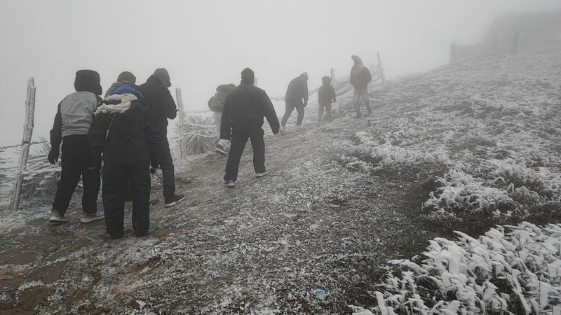 Les touristes arrivent à Mâu Son. Photo: VOV