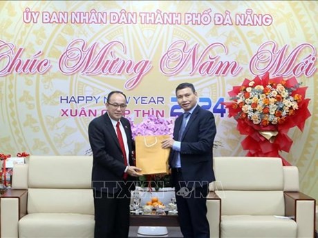 Le vice-gouverneur de la province de Champassak, Somboun Hueangvongsa, présente ses vœux de Nouvel An à la ville de Dà Nang. Photo : VNA.
