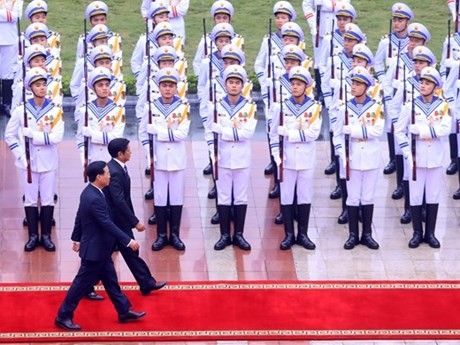 Le Président Vo Van Thuong et son homologue philippin Ferdinand Romualdez Marcos Jr. passent en revue la garde d’honneur lors de la cérémonie de bienvenue de ce dernier à Hanoi, le 30 janvier. Photo : VNA.