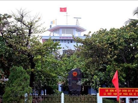 Le bâtiment central de l’île de Truong Sa au milieu de la verdure. Photo : VNA.