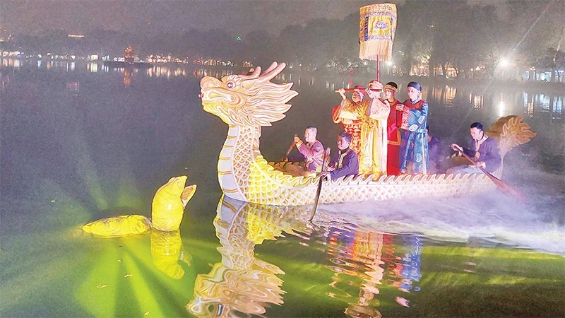 Le spectacle reproduisant le Roi Lê Thai Tô en bateau-dragon remettant la précieuse épée à la tortue magique sur le lac Hoàn Kiêm. Photo : NDEL.