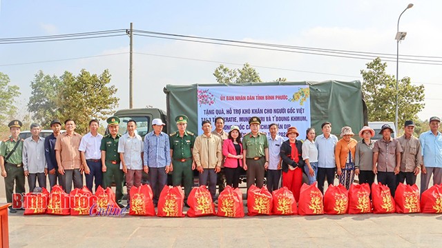 Remise des cadeaux du Têt aux Vietnamiens au Cambodge Photo : Journal Binh Phuoc.