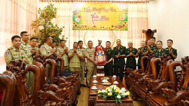 Les forces armées cambodgiennes présentent leurs vœux de bonne année aux dirigeants de la province de Dak Lak. Photo : thoidai.com.vn