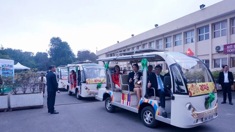 Visite de la citadelle impériale de Thang Long et du vieux quartier de Hanoi en voiture électrique. Photo : NDEL.