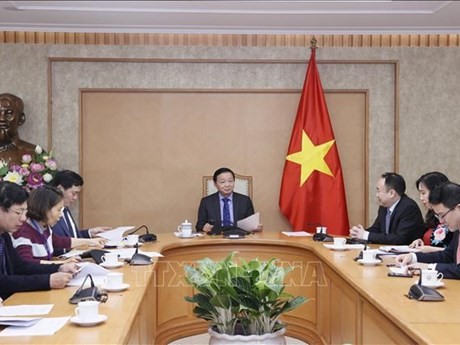 La délégation vietnamienne lors de la conversation téléphonique. Photo : VNA.