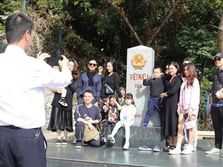 Des touristes visitent la borne 1116, au km No0, à la porte frontalière de Huu Nghi, province de Lang Son. Photo : VNA