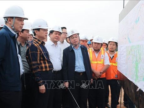 Le vice-Premier ministre Tran Hong Ha au chantier du projet de ligne électrique 500 kV du circuit 3, au point 345 de la commune de Nam Thanh, district de Nam Dàn, province de Nghê An. Photo : VNA.