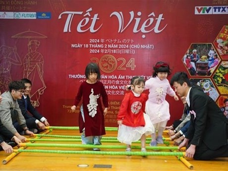 La danse vietnamienne du bambou au menu de la fête. Photo : VNA.