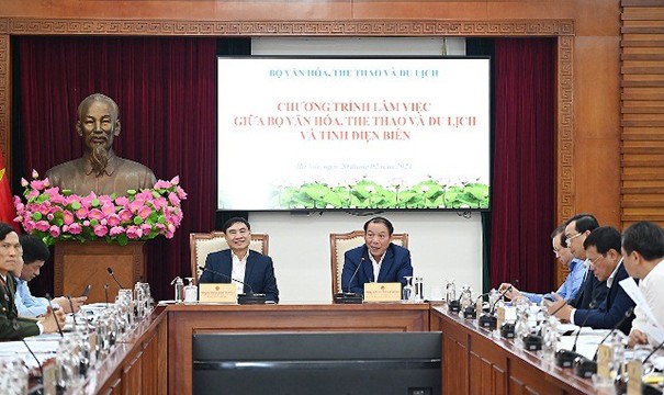 Le ministre de la Culture, des Sports et du Tourisme, Nguyên Van Hùng, et le secrétaire du Comité provincial du Parti de Diên Biên, Trân Quôc Cuong, ont coprésidé la réunion. Photo : Centre d'information touristique de l'Administration nationale du tourisme du Vietnam.
